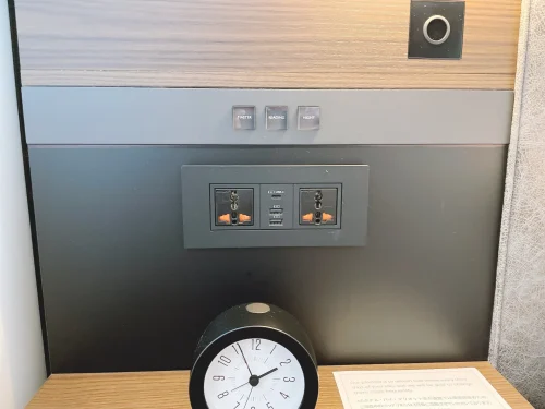 ベッドサイドのコンセント