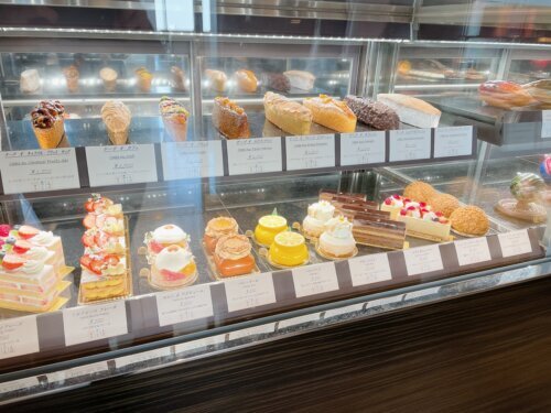 ショーケースに並んでいるケーキ