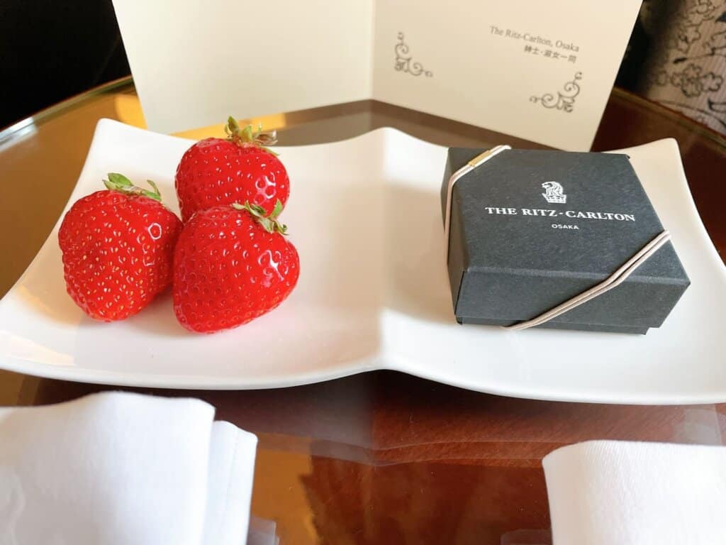 ウェルカムギフトでもらった大粒のいちごに4種類のチョコレート