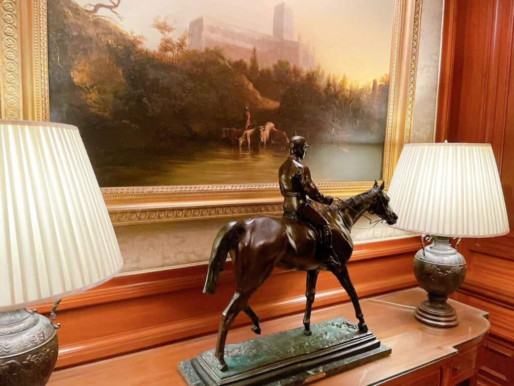 ロビーに飾られている油絵