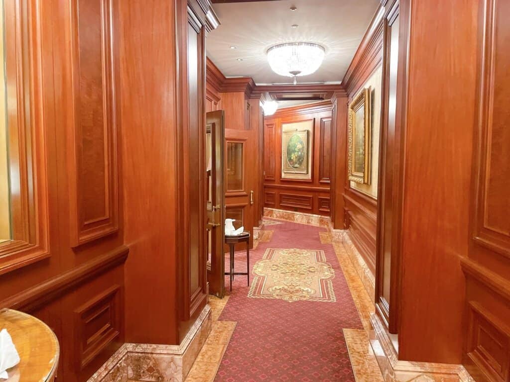 エレベーターフロアに続く廊下