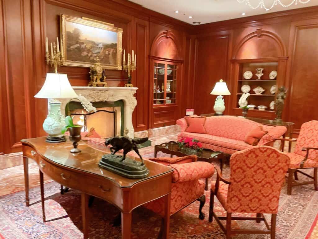 貴族の邸宅を彷彿させるようなロビー