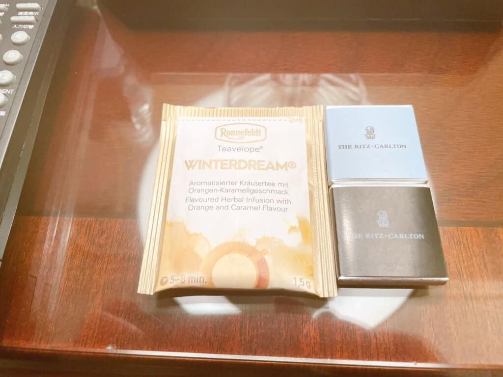 ベッドサイドに用意されていたティーバッグやチョコレート