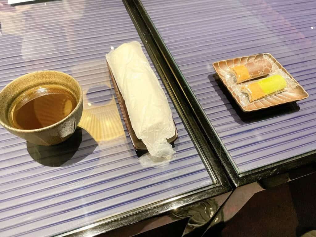 おしぼり、ほうじ茶、茶菓子