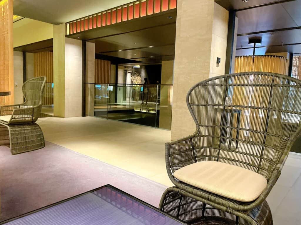 ロビーのソファ