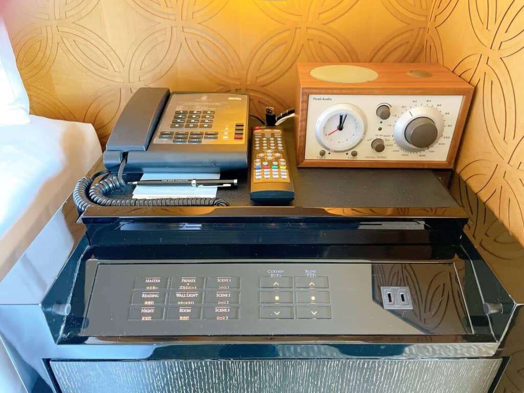 ベッドサイドにあるBluetoothスピーカー