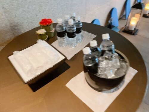 おしぼりとミネラルウォーター