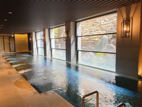 関節照明で薄暗いプールエリア