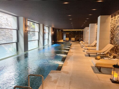 反対側からみたプールエリア全体の様子