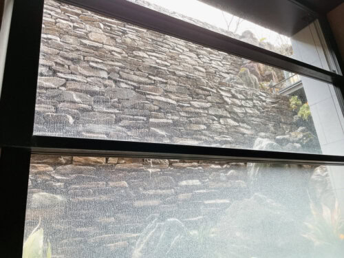 プール横にある滝