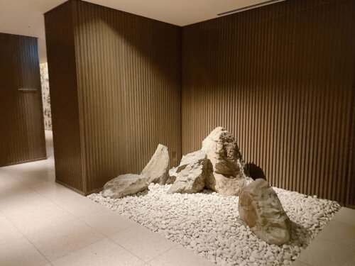 枯山水をほうふつさせるオブジェ