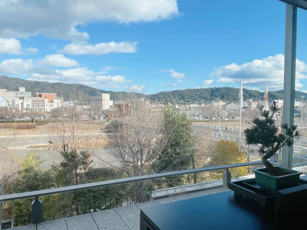 お部屋から見える晴天の京都景色