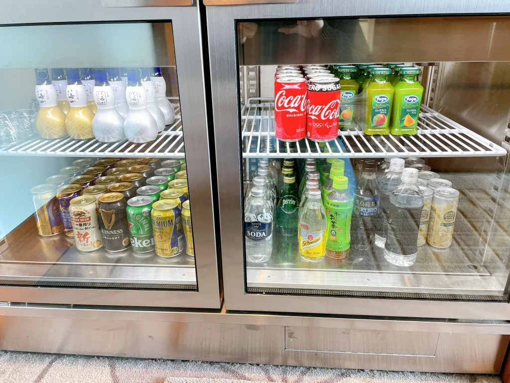 冷蔵庫の中にはソフトドリンクやアルコール類を収納