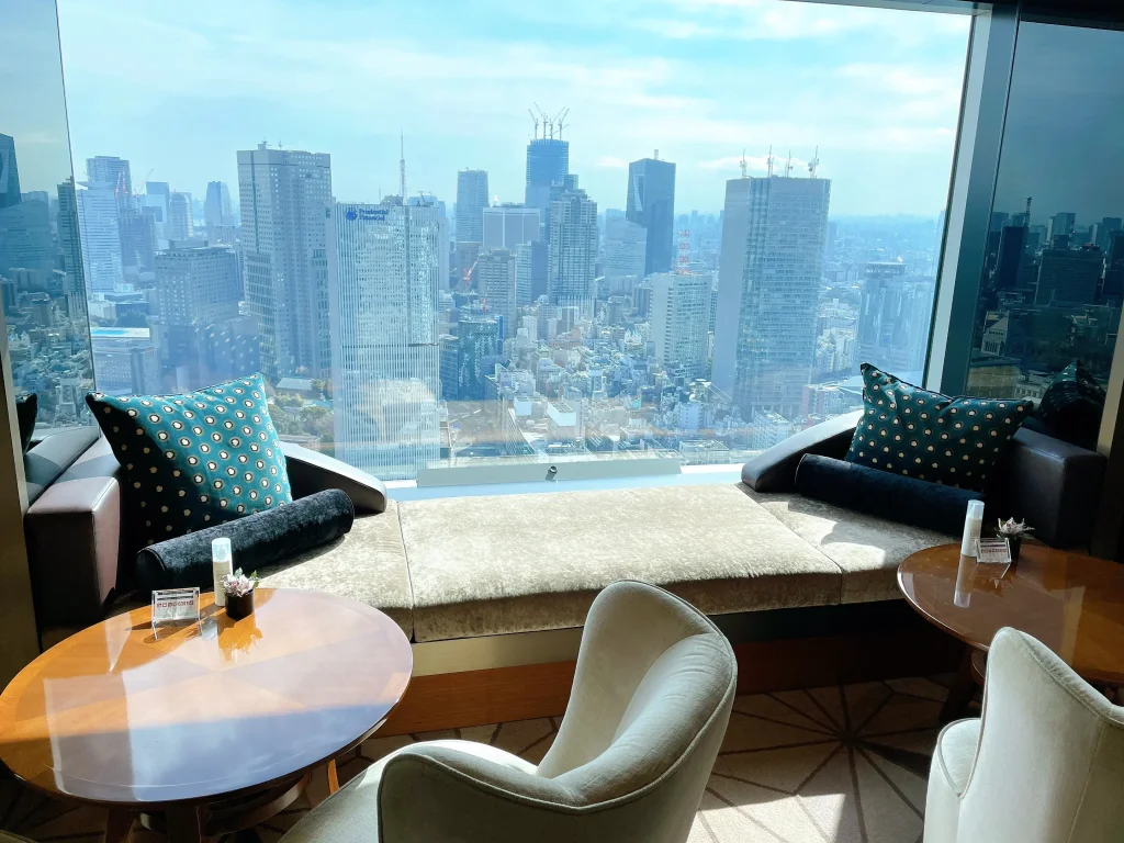 クラブラウンジ窓側の座席