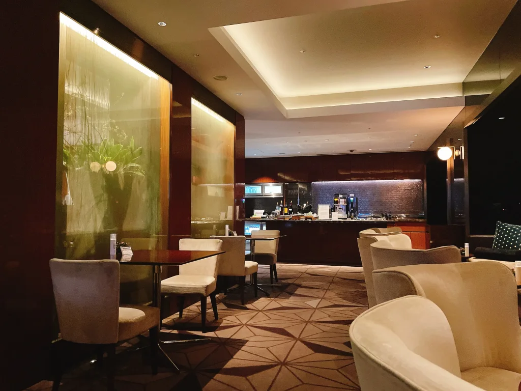 カクテルタイムのラウンジ内の様子