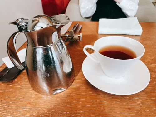 ティーポットに入った紅茶