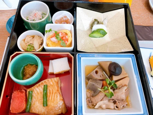 小鉢や焼き物、煮物料理