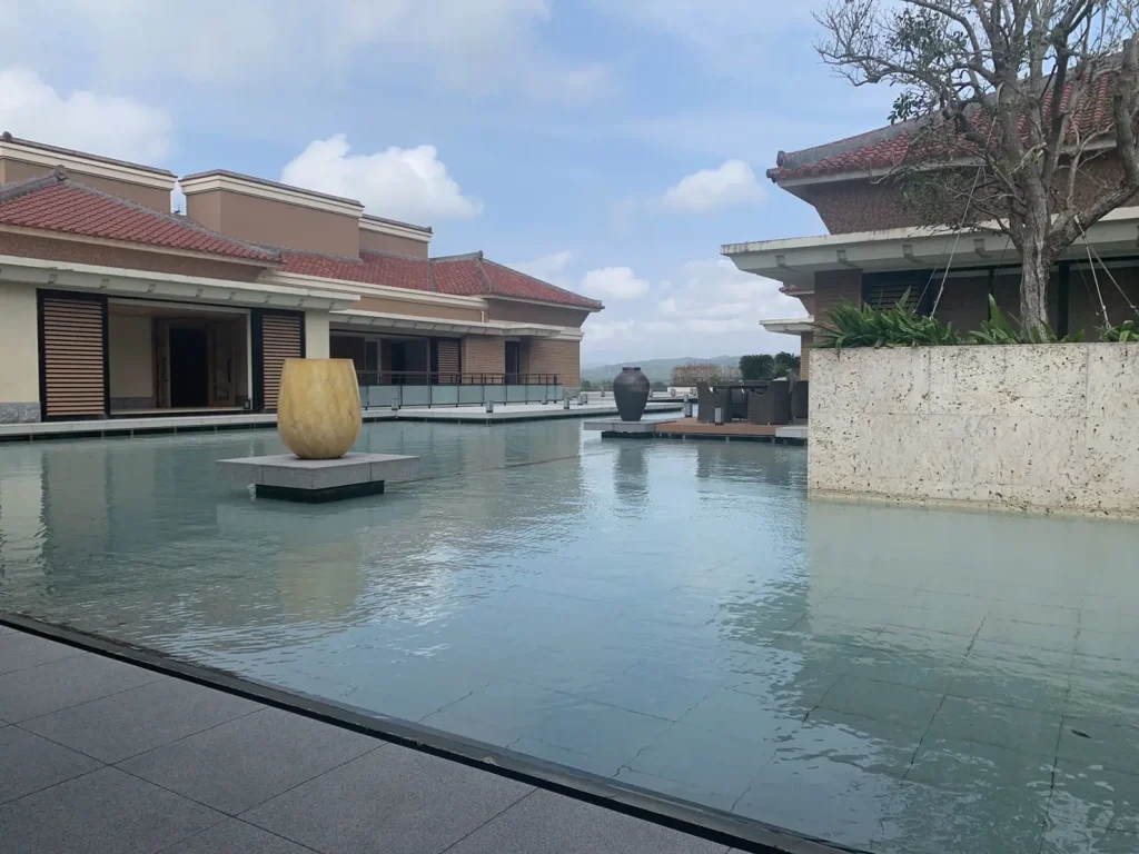 水辺と赤瓦のコントラストが綺麗な空間