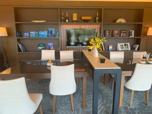 ライブラリーラウンジの椅子と机