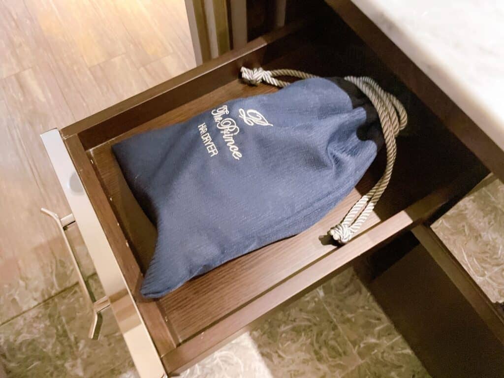 ドライヤーが入った袋