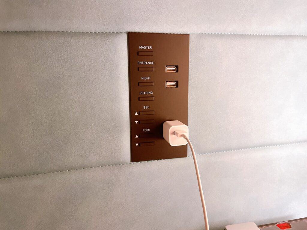 ベッドサイドにあるUSBポータル