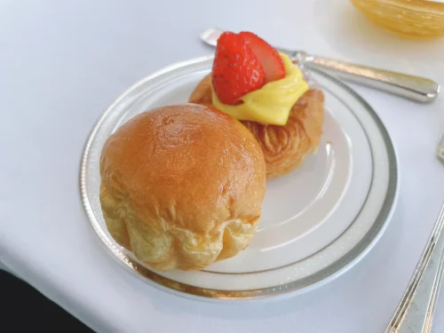 いちごののったデニッシュ系のパンとブリオッシュ