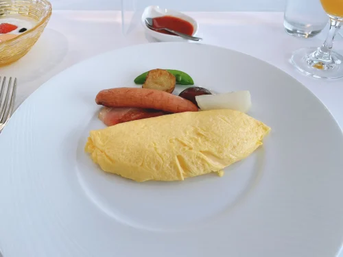 メイン料理のオムレツ
