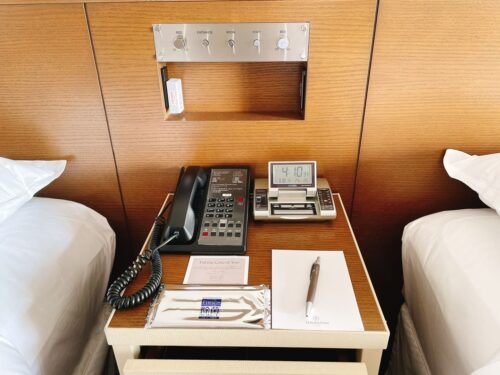 ベッドサイドにある電源プラグ