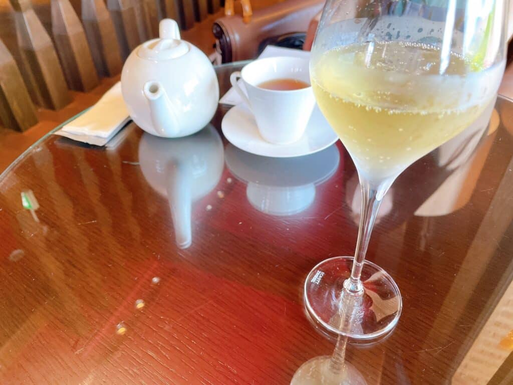 シャンパンを飲みながらチェックインしている様子