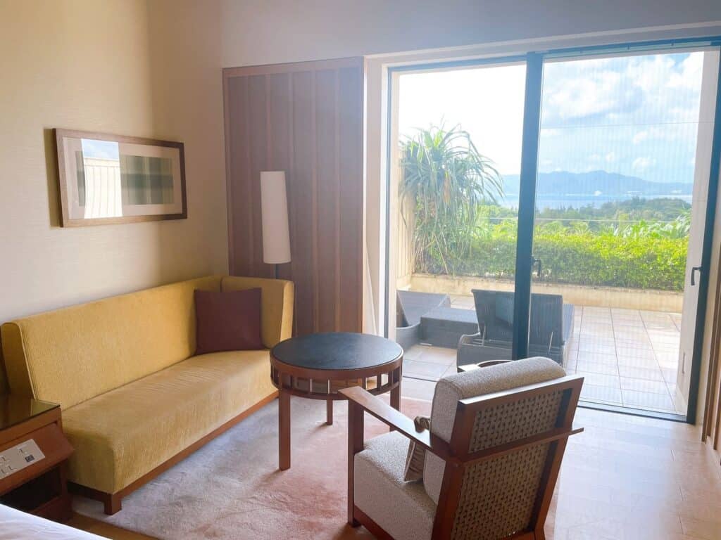 一人掛けのソファとロングのソファ