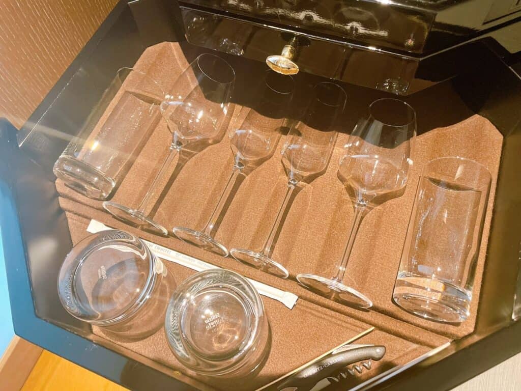 ワイングラスやワインオープナー