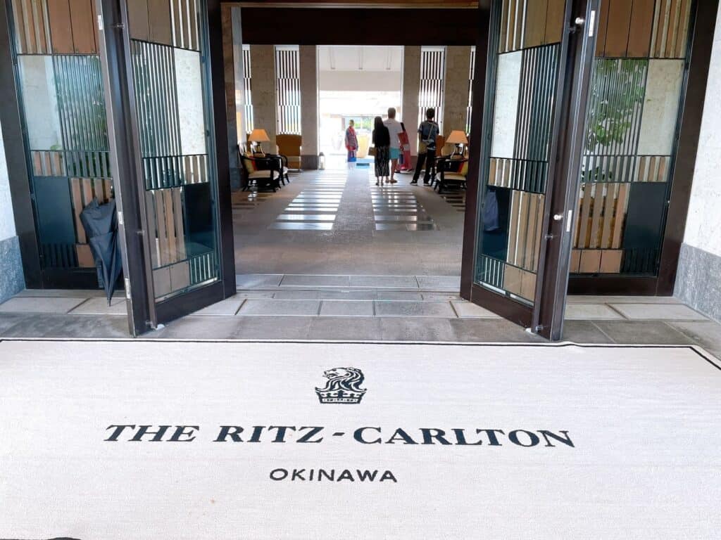 リッツカールトン沖縄のロゴが入ったカーペット