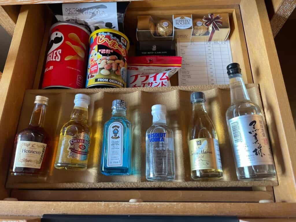 リキュール類のミニボトルやスナック類