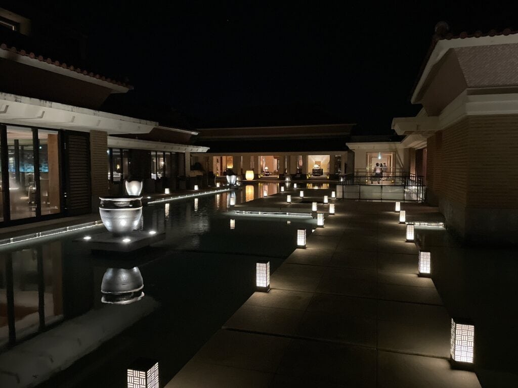 夜の中庭の様子