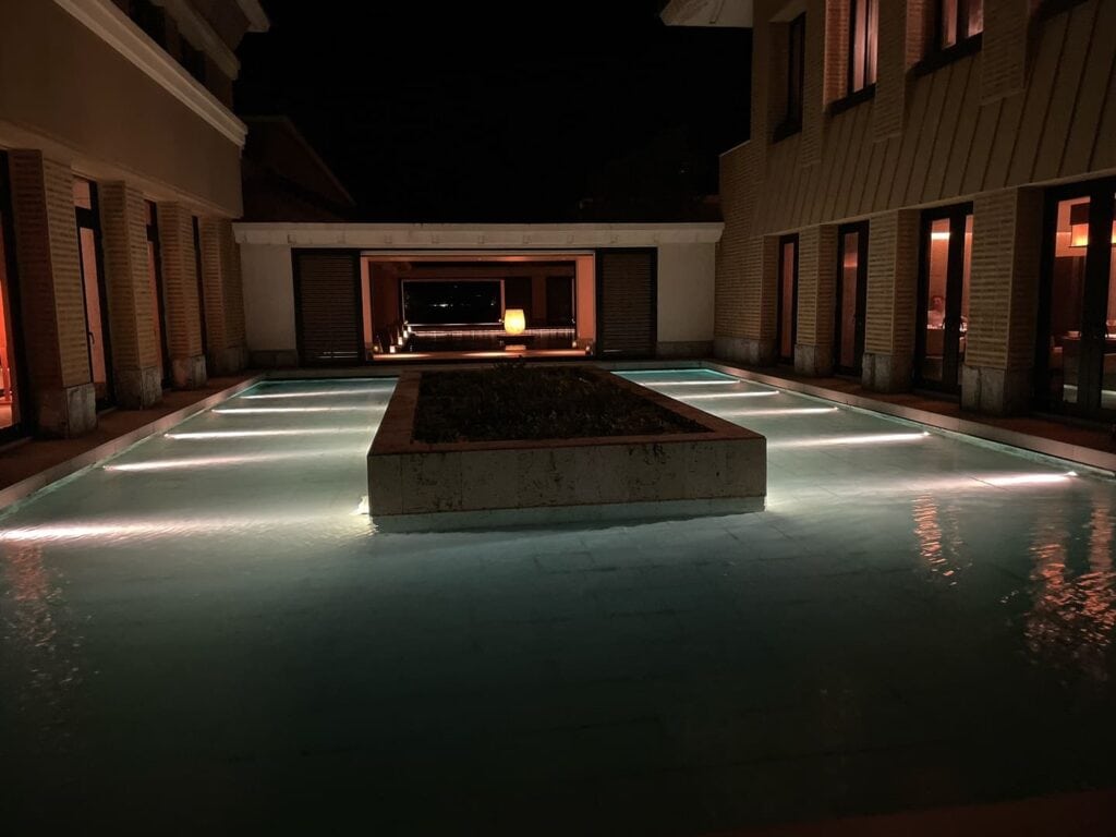 ライトアップされて幻想的な中庭