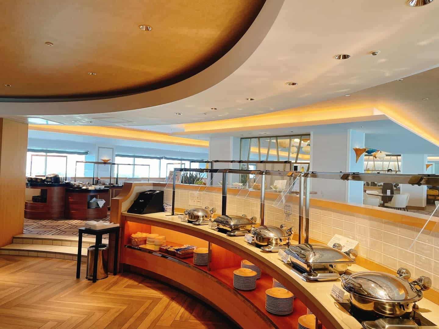 ホットミールが用意されているビュッフェ台