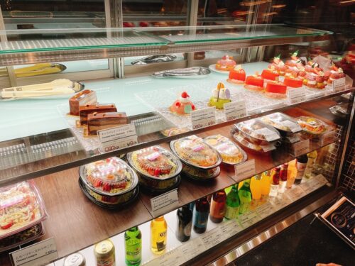 売店コーナーで販売されているパスタやドリンクなど