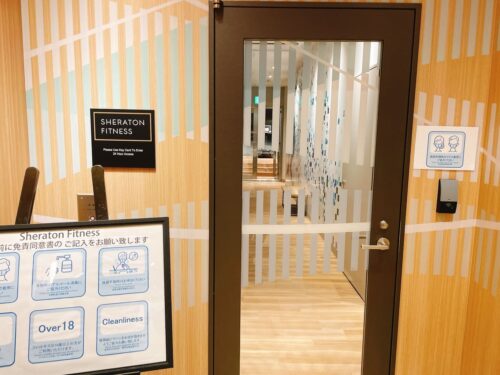 フィットネスルームの入り口