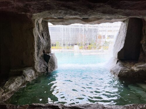 洞窟内から見たガーデンプール