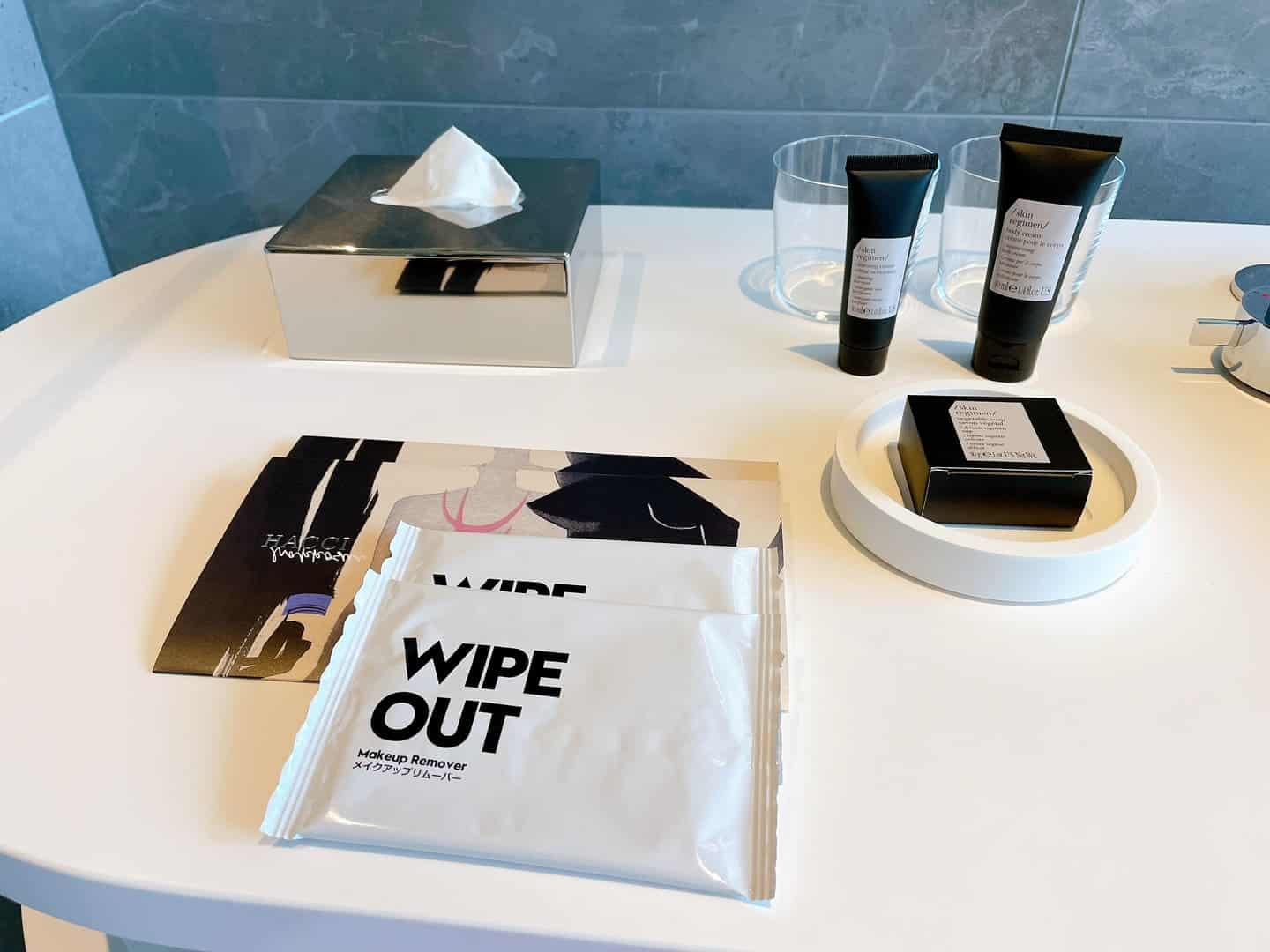 シンクのお隣に置かれた基礎化粧品セットや石鹸など