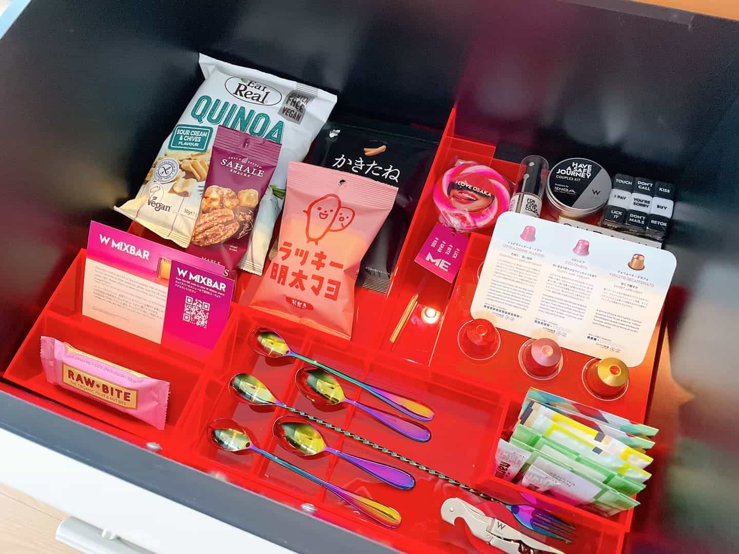 引き出しの中に収納されているコーヒーカプセル、ティーバッグ