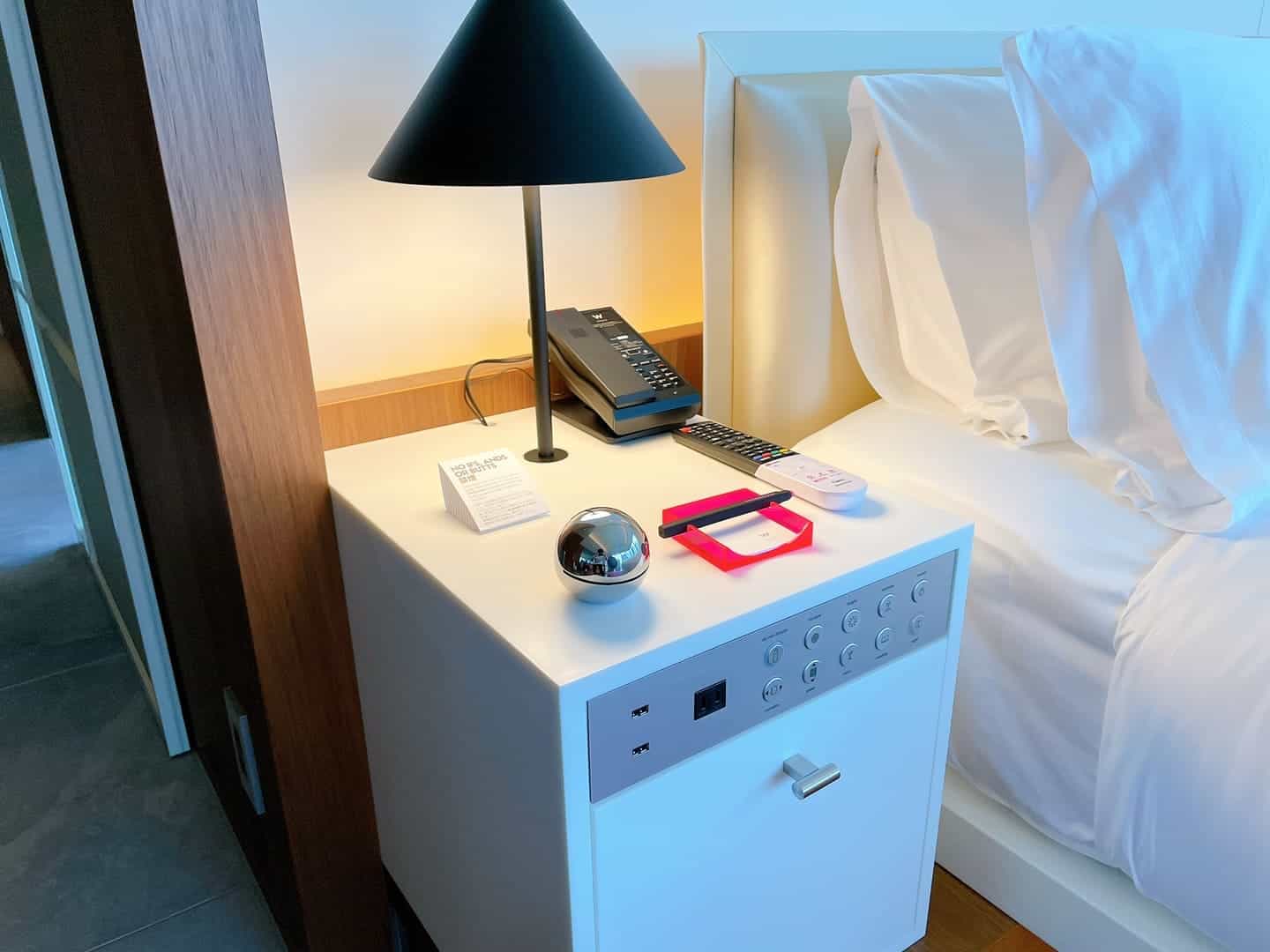 ベッドサイドテーブル