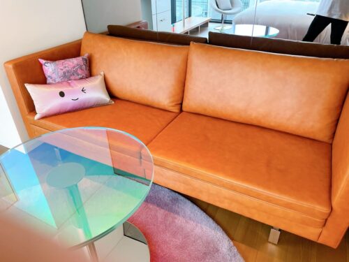 革張りのロングソファー