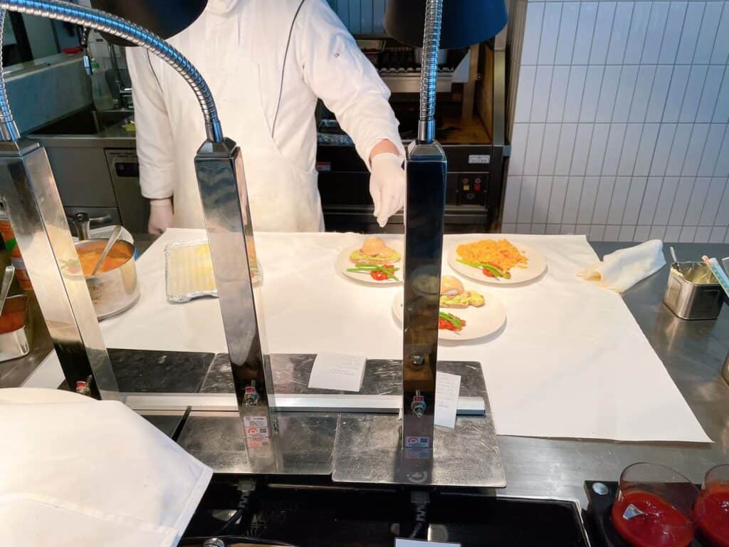 卵料理を調理しているシェフの様子