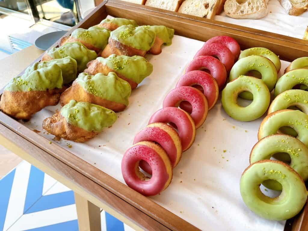 カラフルなクロワッサンアマンドとドーナツ