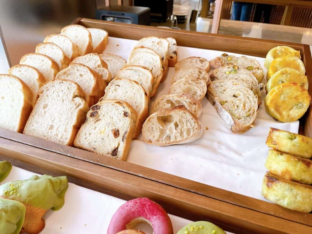 レーズンパンや中にナッツが入ったパン