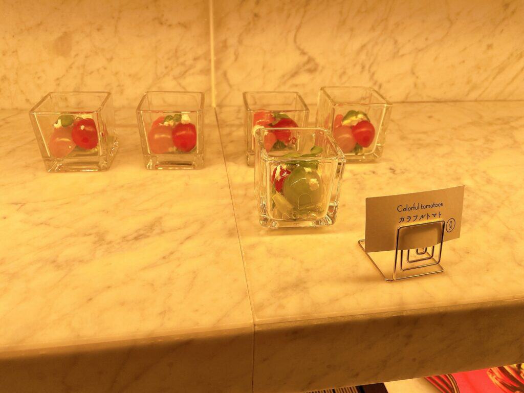 モッツァレラチーズとカラフルなトマトが入った小鉢