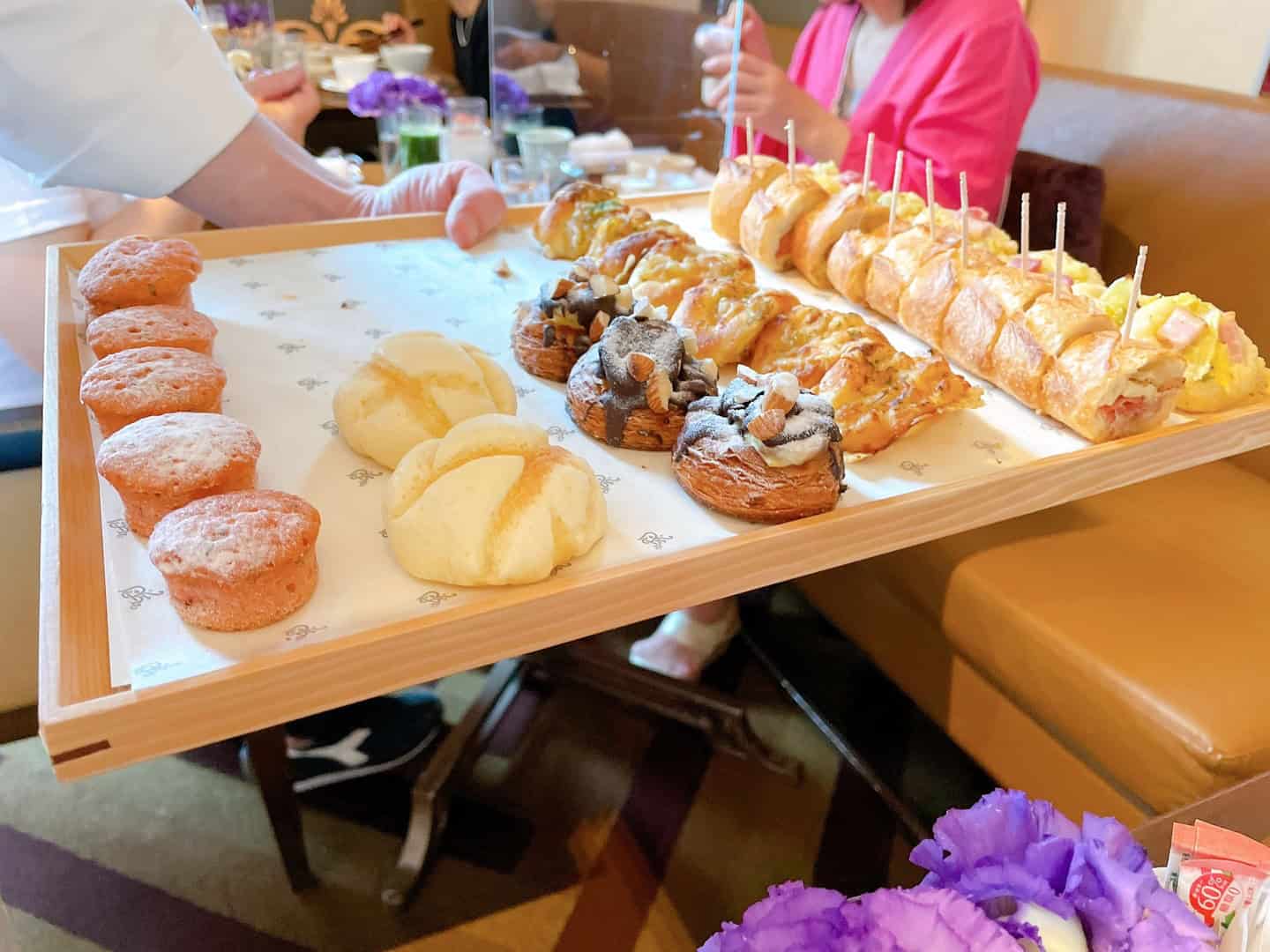 スタッフの方が持ってきたパン