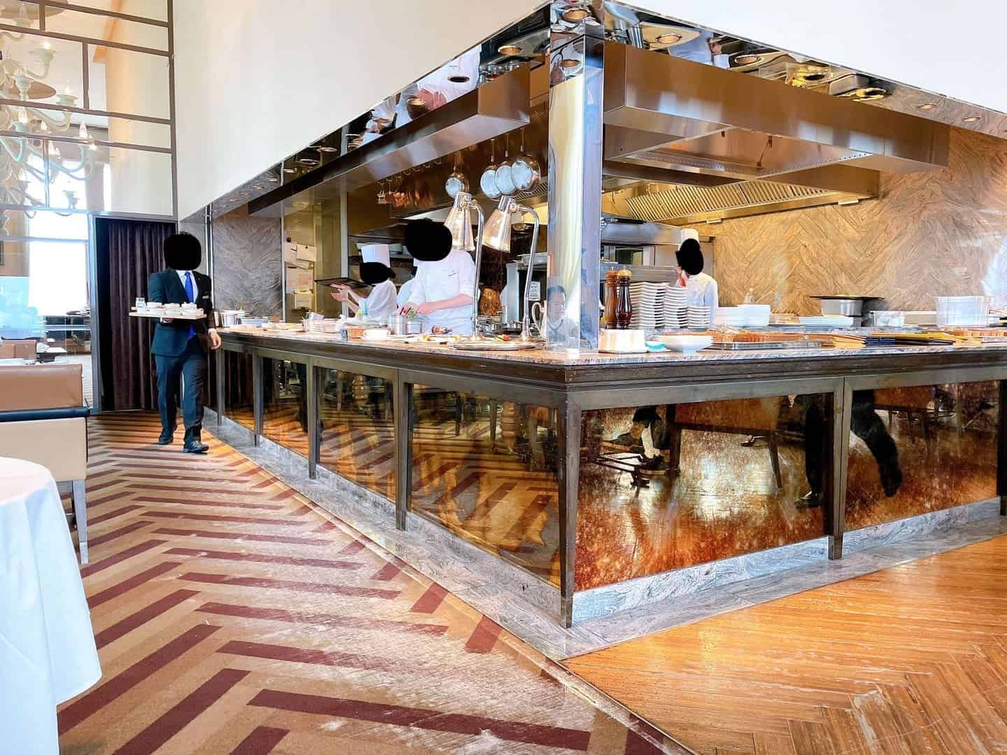 レストラン内のオープンキッチンの様子
