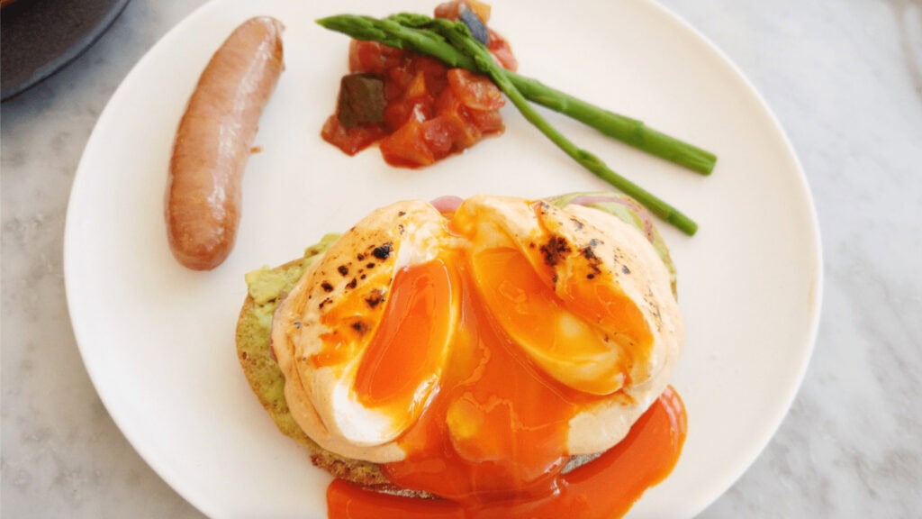 エッグベネディクトの黄身を割った状態